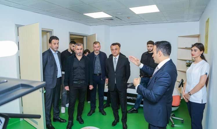 Qurban Qurbanov  Robotik Reabilitasiya Mərkəzində 