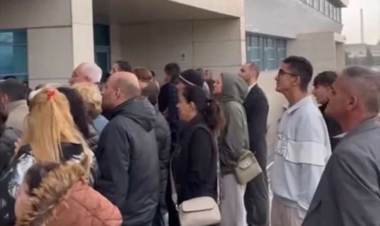 Elə bil Hindistandır... - Aparıcılar Yeni Klinikadakı növbəni tənqid etdi