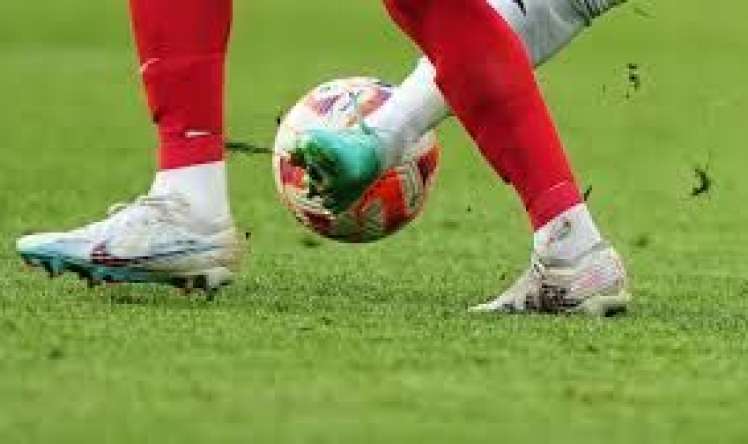 Futbolçu oyun zamanı öldü 