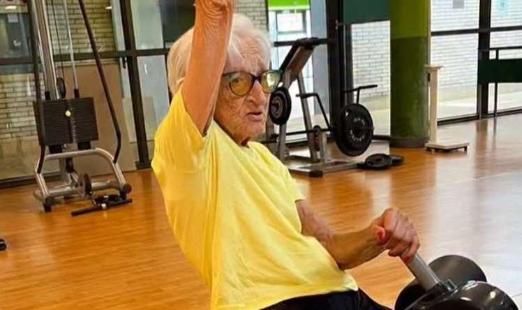101 yaşlı qadın gündə 2 saat məşq edir 