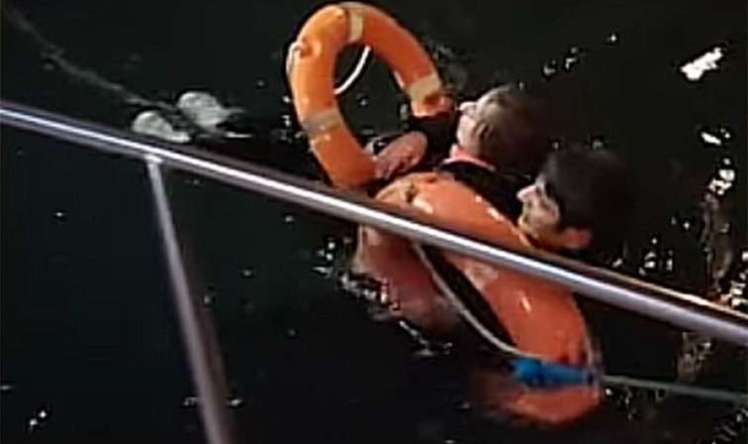 Ağ Şəhər Bulvarında dənizə düşən qız xilas edildi –  VİDEO