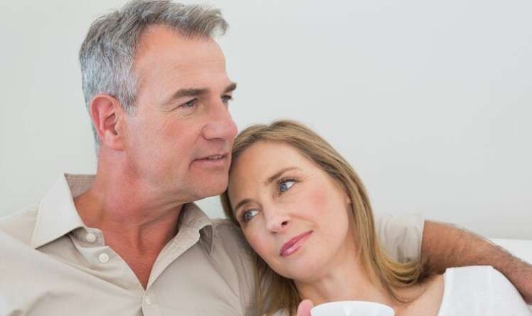 50 yaşında kişi eyni yaşlı qadından   - 4 yaş daha qocadır