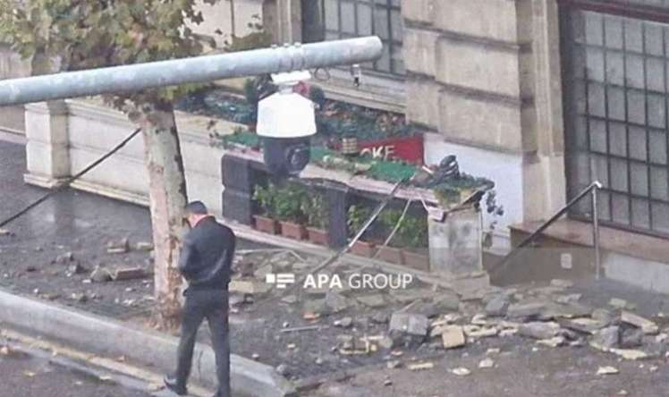 Bakının mərkəzində eyvan uçdu –  Qadın yaralandı