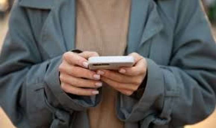 Əldə telefonla gəzmək zərərlidir  – Səbəb