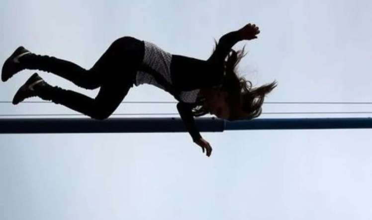 Daha bir yeniyetmə hündürmərtəbəli binadan yıxıldı 