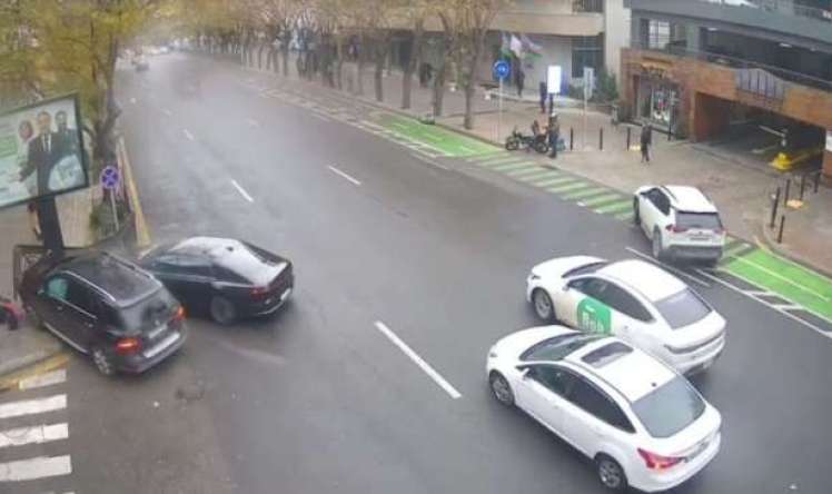 Bakıda iki avtomobil toqquşdu – Yol kənarında duran uşaq xəsarət aldı –  VİDEO