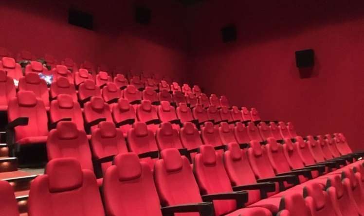 Kinoteatr oturacaqları niyə  qırmızı rəngdədir?