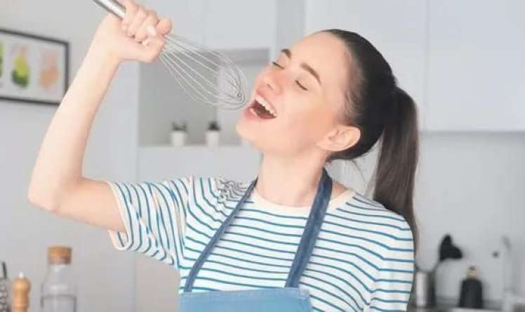 Eyni nəqarəti zümzümə etmək  zərərlidir