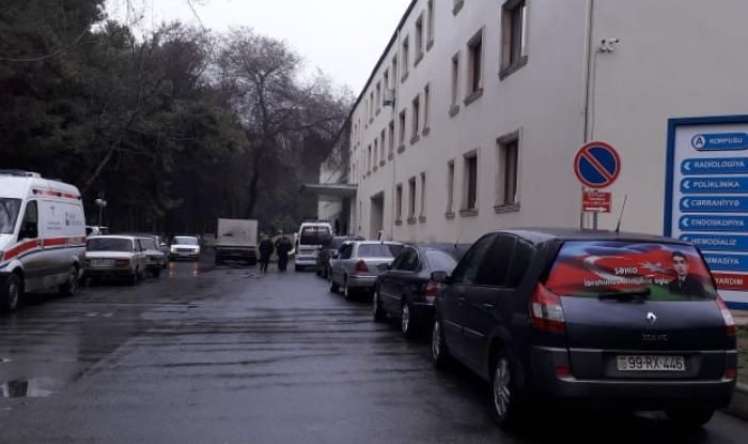 Müayinə üçün gələn xəstə dəhlizdə öldü 