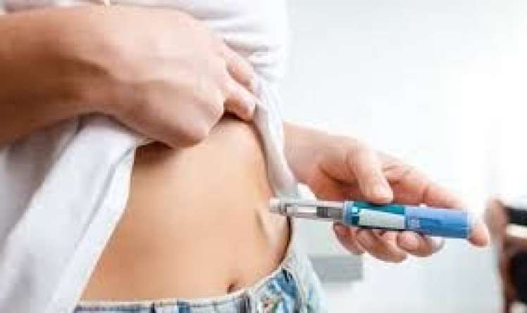 Azərbaycanda müğənninin arıqlama iynəsindən    gözü tutuldu