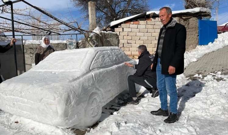 Evinin qarşısında qardan maşın və gəmi düzəltdi -  FOTO