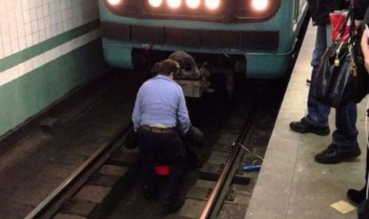 Metroda stansiya yoluna düşən sərnişin öldü 