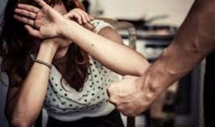 65 yaşlı kişi bacısının burnunu sındırdı 