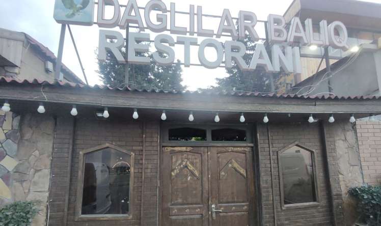 Bu restoranda qida məhsulları döşəmənin üzərində saxlanılırmış -  FOTO