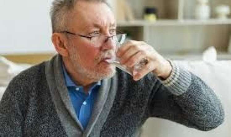  Yaşlı insanlar gündə nə qədər su içməlidir? 