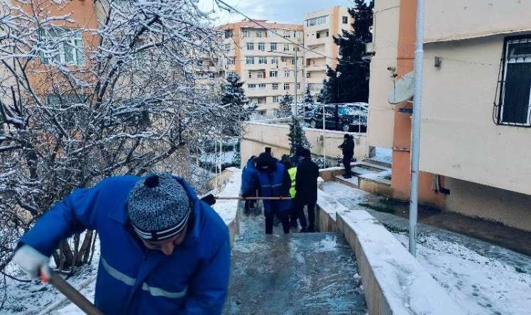 Yollar qardan təmizlənir -  FOTO