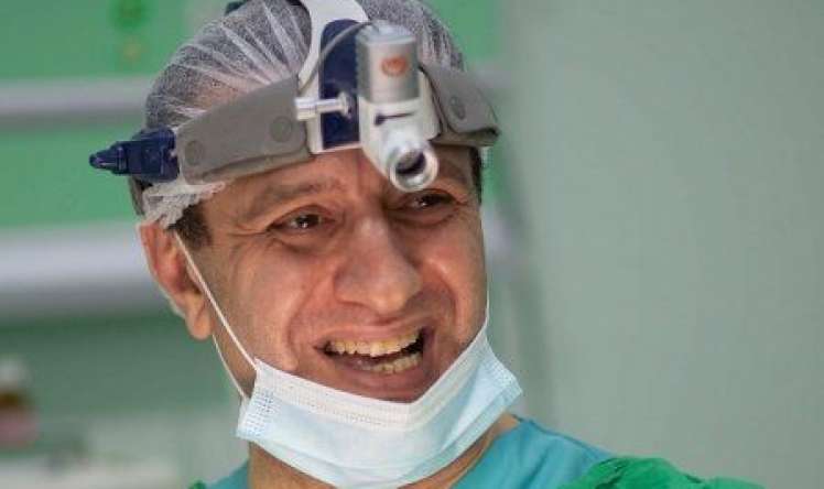 Xəstənin komaya düşməsində təqsirləndirilən plastik cərrahın   məhkəməsi başladı