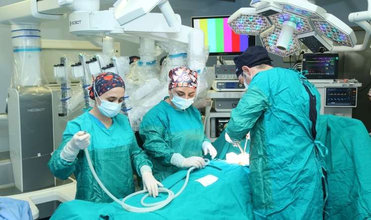 Robotik  əməliyyat olunan xəstə evə buaxıldı - VİDEO