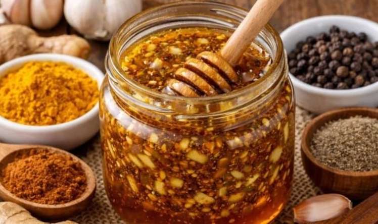 5 ədviyyatlı öskürək müalicəsi:   Bal ilə qarışdırın