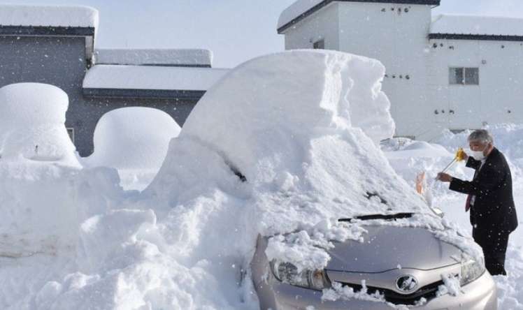 Güclü qar 65 nəfərin həyatına son qoydu 