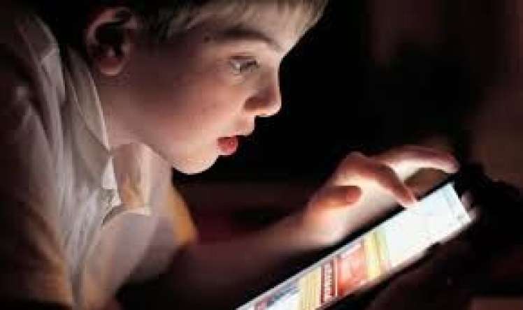 Uşaqlara  gecə telefon vermək olmaz 