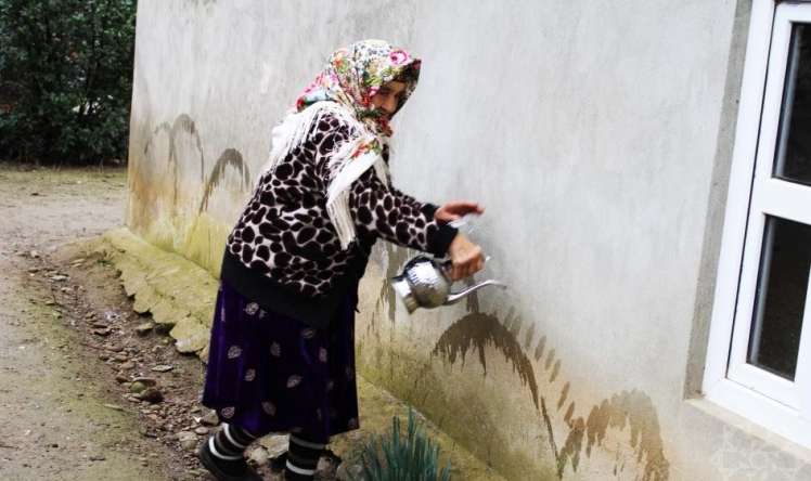 80 yaşlı Lənkəranlı nənə  - Su çərşənbəsində nə etdiyini göstərdi