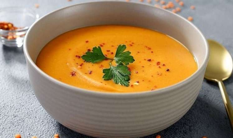 Mərci şorbasına rəng vermək üçün bir çimdik əlavə edin -  Restoran sirri