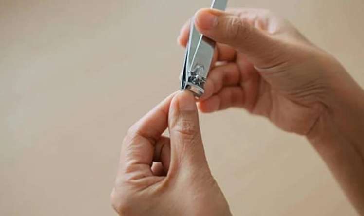 Dırnaq kəsmək orucu pozurmu? -  Cavab