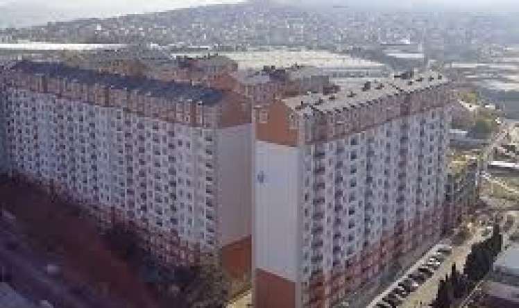 Xırdalanda 13-cü mərtəbədən düşən sağ qaldı 