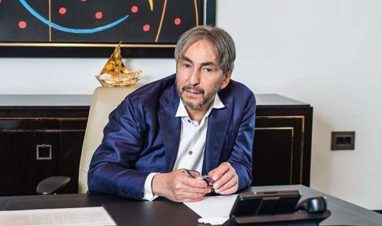 Milyarder inrtihar etdi 