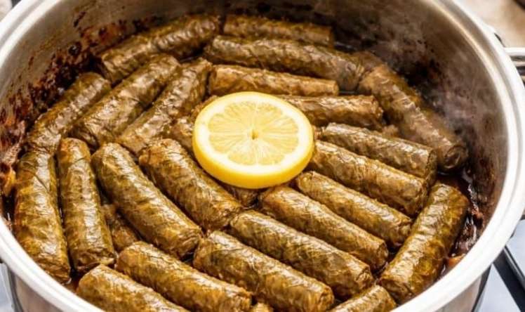 Dolmanın dibinin yapışmaması üçün... -  Bir neçə dilim doğrayın