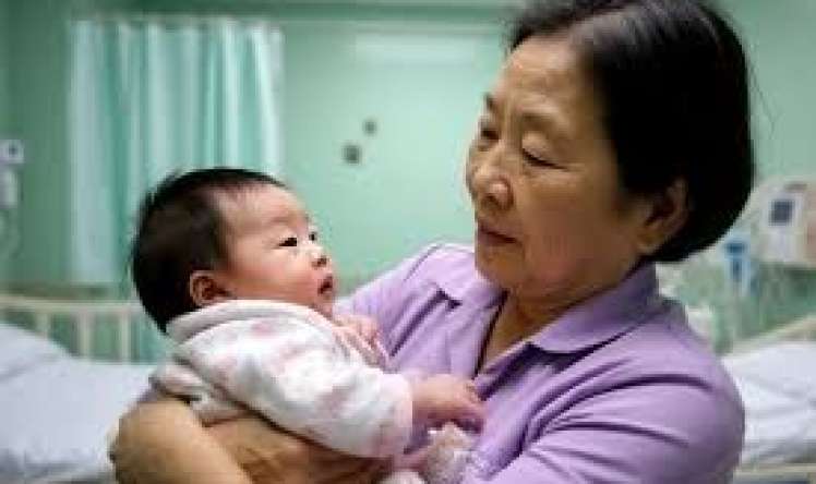 63 yaşlı  qadın  qız uşağı dünyaya gətirdi 