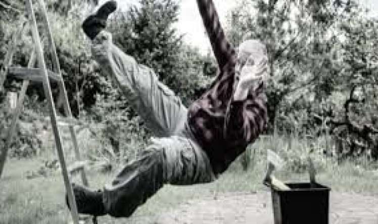  65 yaşlı kişi  nərdivandan yıxılıb öldü 