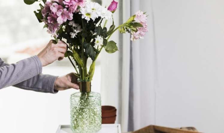 Gülləri həftələrlə təravətli saxlamağın sirri -  Suya əlavə edin