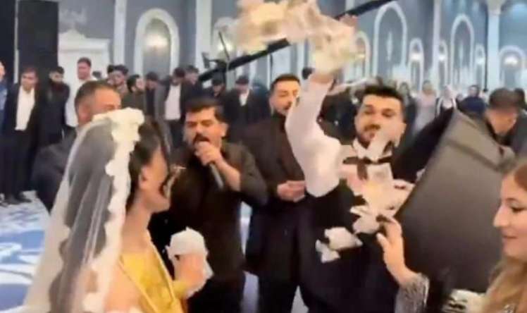 Toyda səpələnən pullar gündəm oldu -  FOTO