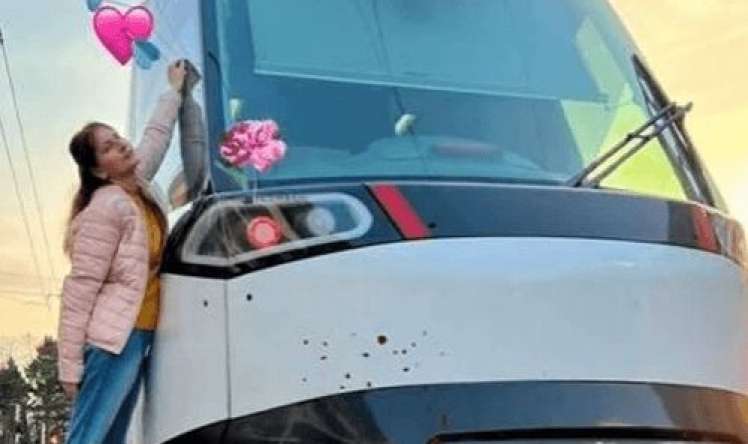 Tramvaya vurulan qadın onunla evləndi 