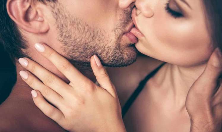 Öpüşərkən niyə gözlərimizi bağlayırıq? 