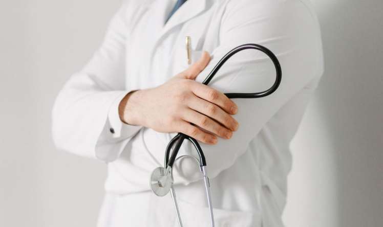 Saç tökülməsi üçün hansı həkimə getməliyik? -  Səbəbləri