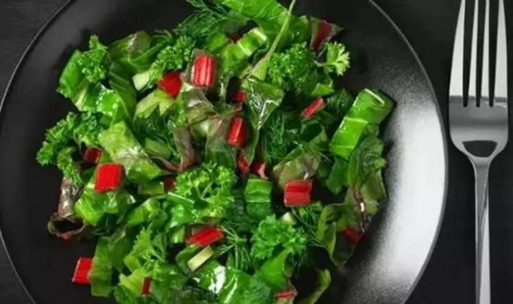 Hər gün salat yeyəndə bədəndə  nə baş verir?