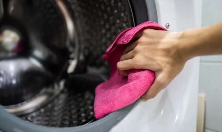 Paltaryuyan maşının içindən gələn qoxunun səbəbi:   1 stəkan tökün