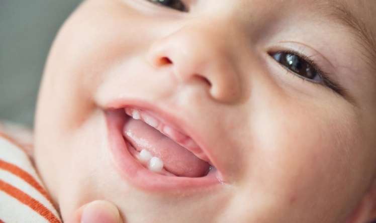Körpələrdə dişçıxarma dövrü:  Valideynləri narahat edən əsas səbəblər və təhlükəsiz həll yolları