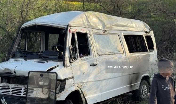 Sabirabadda içərisində 20-dək şagird olan mikroavtobus aşdı  