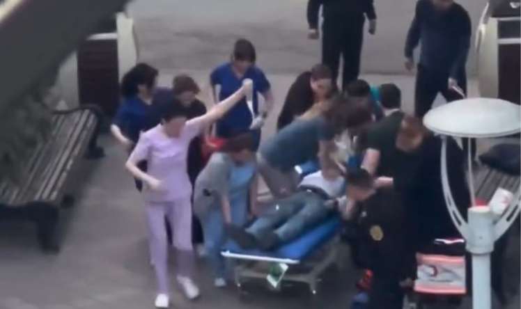 Ürəyi dayanan kişini xəstəxana həyətində həyata qaytardılar -  VİDEO