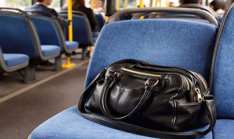 Avtobusda qalan çantadan  sərvət çıxdı - FOTO