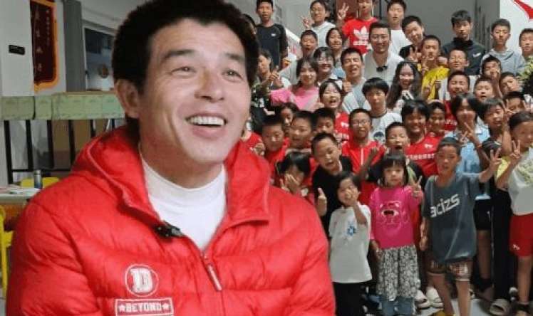 Super ata – 300 uşağı övladlığa götürdü 