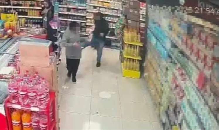 Marketdə əqli qüsurlu uşağını döyən ata saxlanıldı -  FOTO