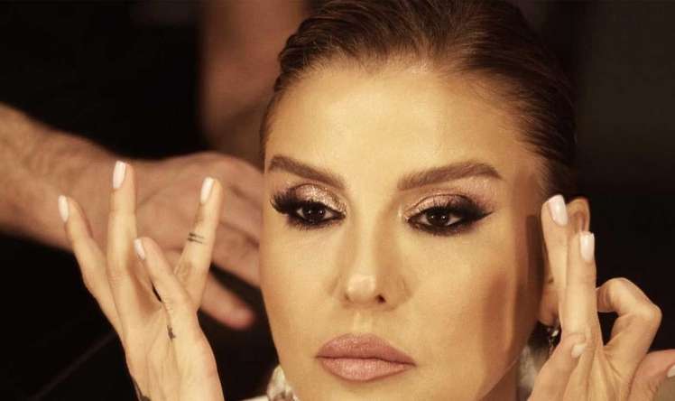 Gülben Ergenin gözəllik sirri -  Yaşıl çayı üzünə çəkir