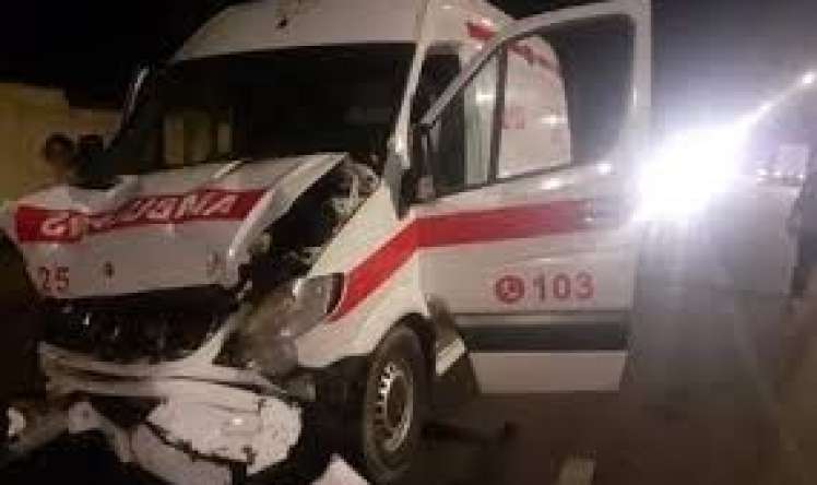 Xəstə aparan təcili yardım qəzaya düşdü 