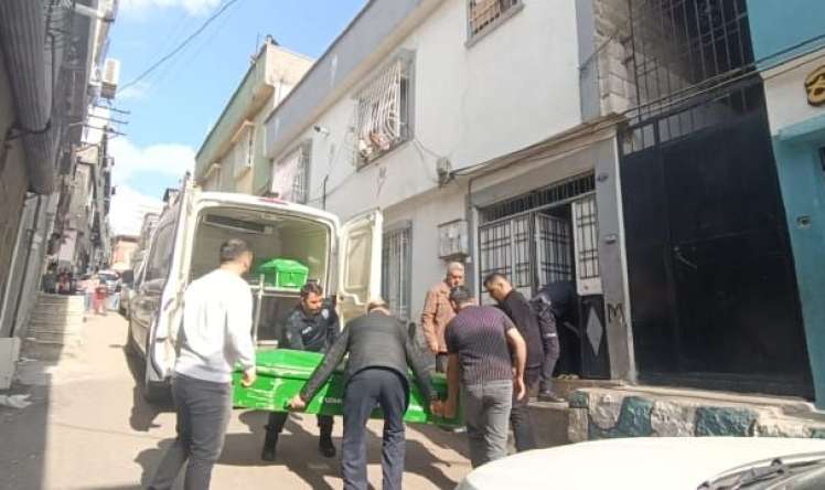 14 yaşlı qız atasını boğazından bıçaqlayaraq öldürdü -  Dəhşətli cinayət-FOTO