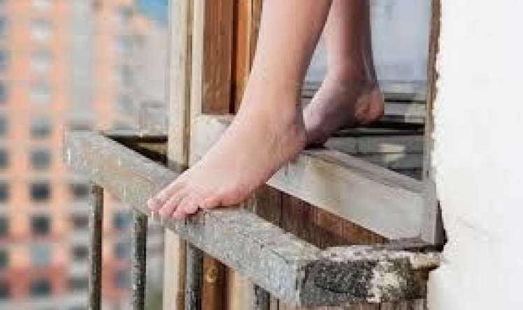 19-cu mərtəbədən yıxılan qız     öldü